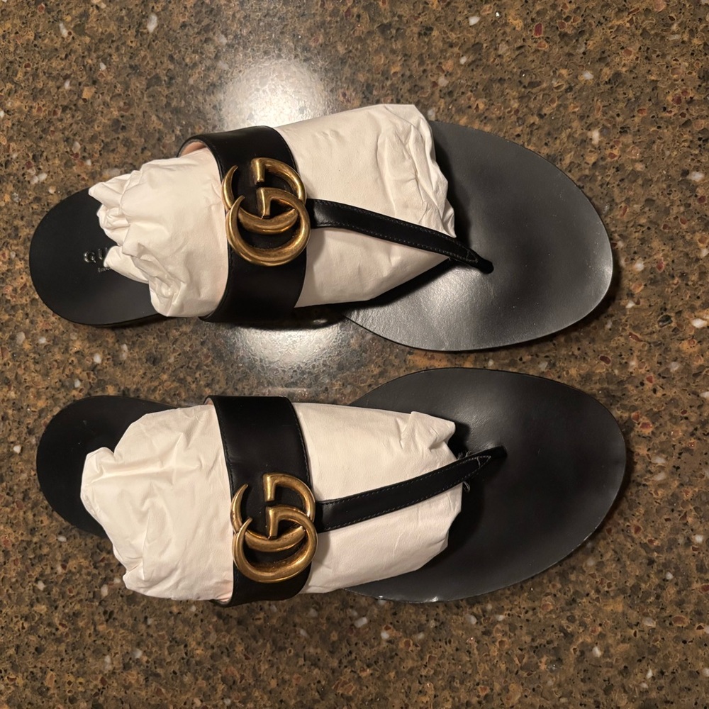 GUCCI Flat Marmont Leather Black and Gold Sandals